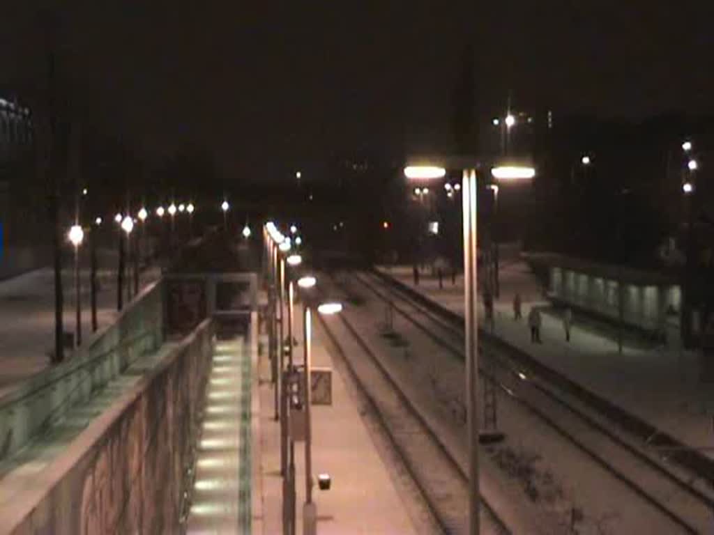 Schon von weitem hrte man die  Dampf-S-Bahn  mit BR 293 und 52-8154 am Silvesterabend. Hier die Vorbeifahrt am Hp Allee-Center!
Ist das jetzt zu krass, wenn ich die  Dampf-S-Bahn  in die Kategorie  S-Bahn  einordne?
31.12.09