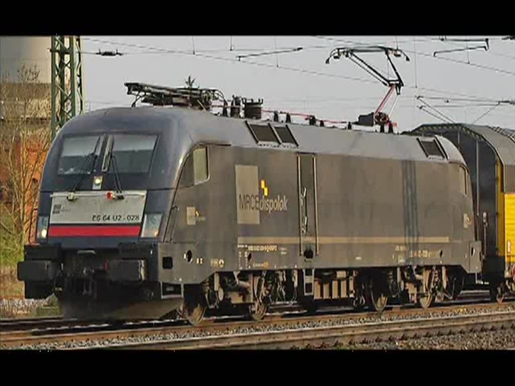 Schwarz an gelb: ES 64 U2-028 mit gelben Autotransportwagen in Fahrtrichtung Norden durch Eschwege West. Aufgenommen am 20.04.2010.