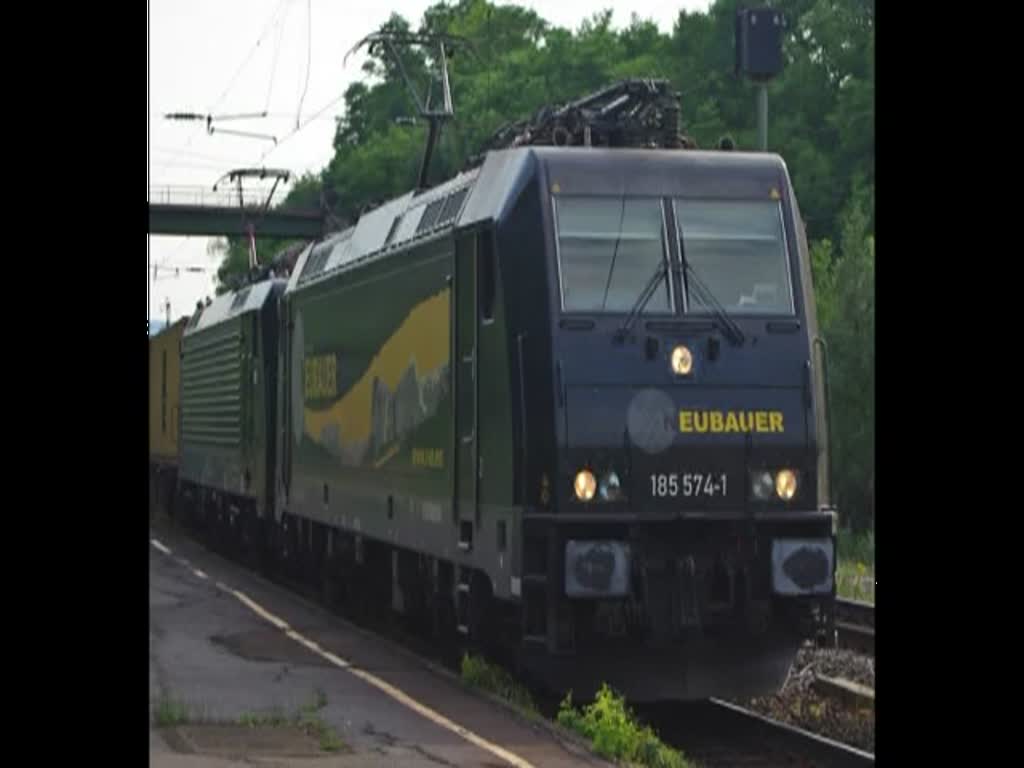 Schwarzes Doppel: 185 574-1 von Neubauer und 189 113-4 ziehen einen Containerzug in Richtung Norden. Aufgenommen am 21.07.2010 in Eichenberg.