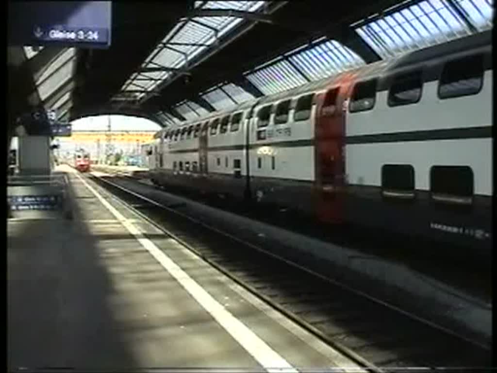 Schweiz 2004 (VHS-Aufnahme) - Selbst deutsche IC-Wagen sind in Zrich heutzutage schon eine Raritt. Ein EC der Relation Mnchen-Zrich fhrt am 20.05.2004 ausschlielich deutsche Wagen, nur einer fllt aus der Reihe.