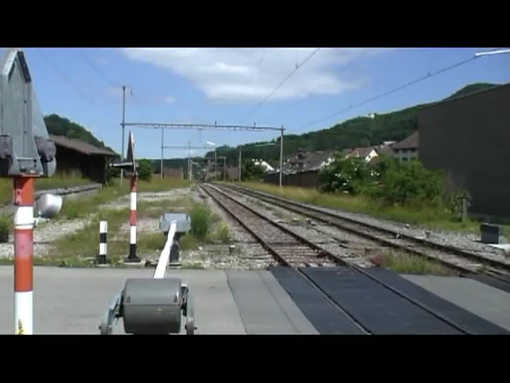 Schweiz 2012 - Ausfahrt eiens FLIRT auf der Hauensteinlinie aus dem Bahnhof Luffelfingen. 22.6.2012