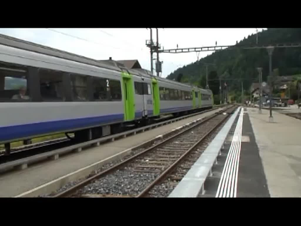 Schweiz 2012 - Ausfahrt eines RE Luzern - Bern am 21.6.2012 aus dem Bahnhof Trubschachen im Emmental.