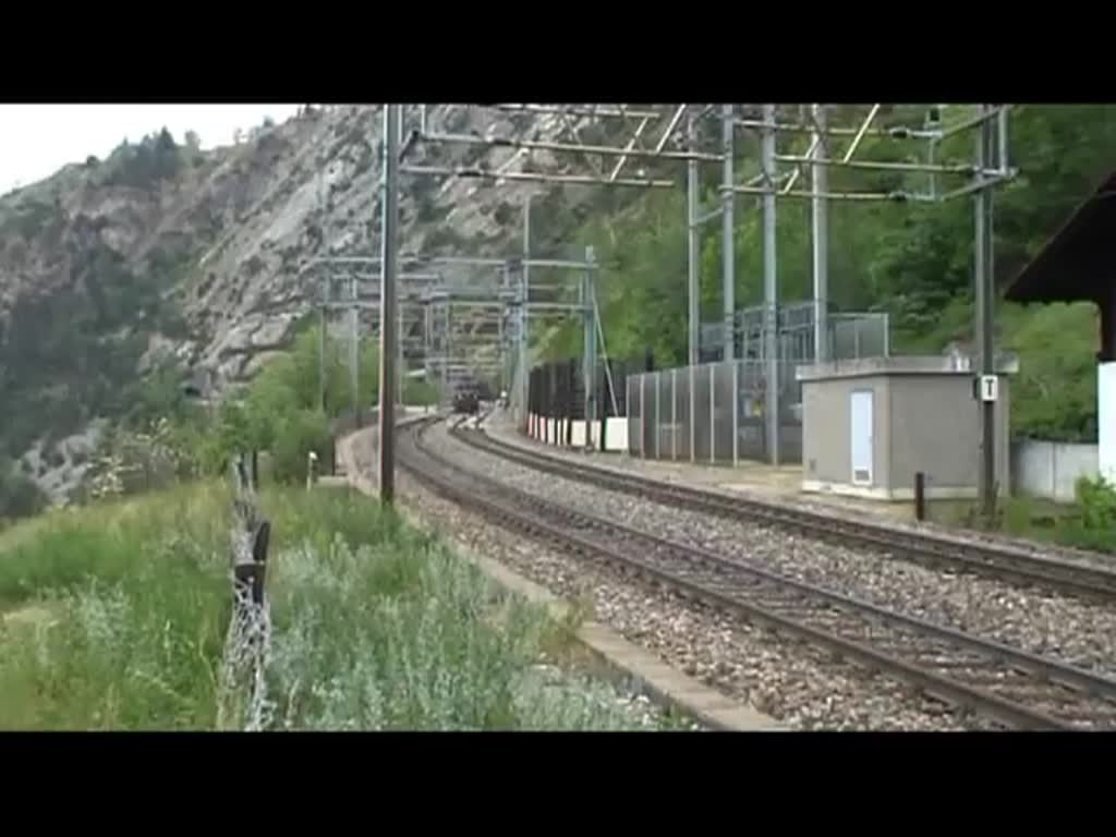 Schweiz 2012 - Die Re 4/4 189  Niedergesteln  bringt am 5.6.2012 einen Güterzug über die Lötschberg-Bergstrecke nach Brig. Hier in der Nähe der Rarner Chumme.