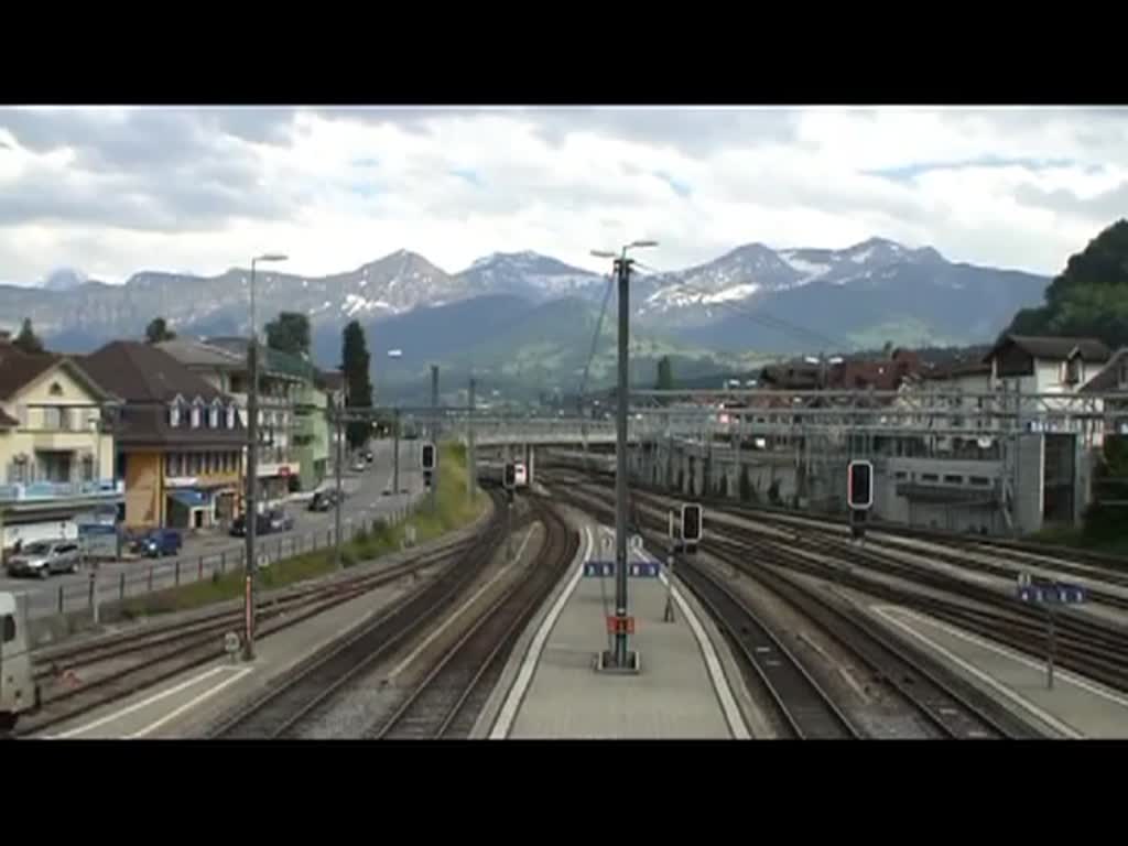 Schweiz 2012 - Einfahrt eines ICE nach Basel am Abend des 5.6.2012 in Spiez.