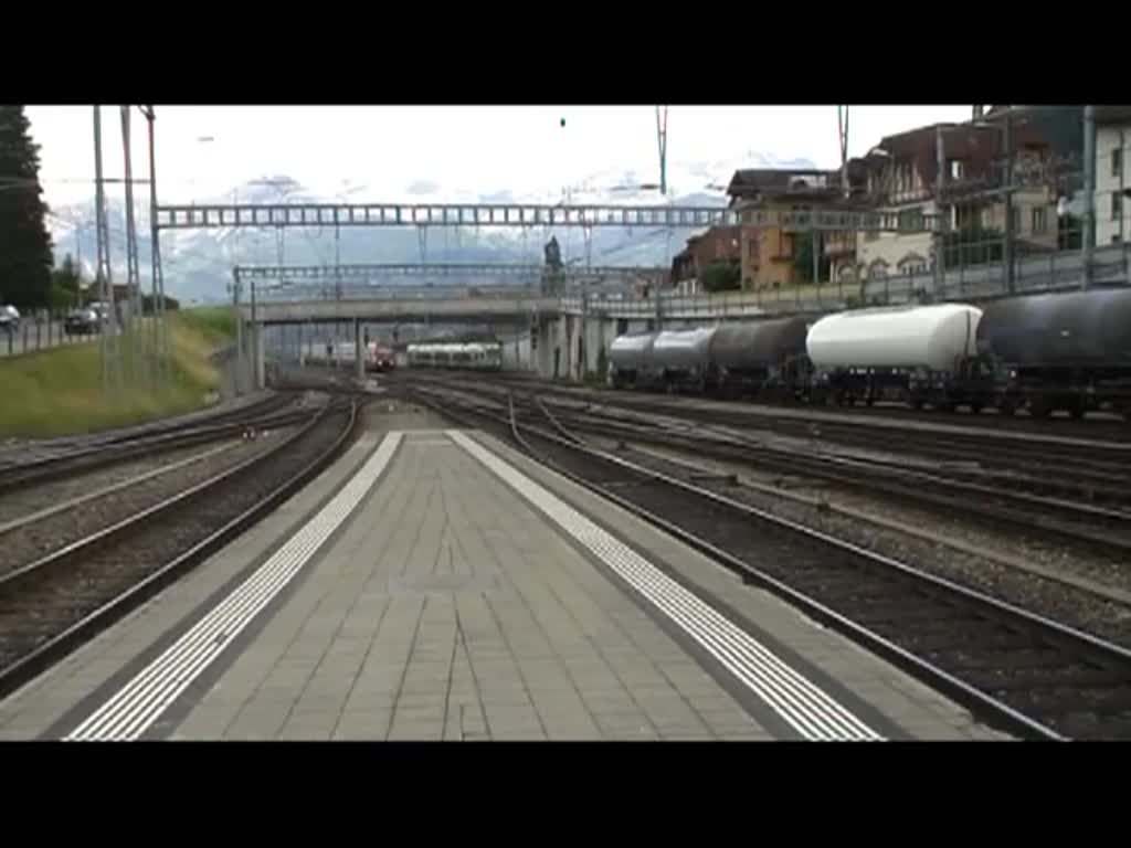 Schweiz 2012 - In Spiez fahren zeitgleich zwei IC´s ein. Rechts der Zug mit den IC 2000-Doppelstock kommt aus Brig und fhrt nach Romanshorn. Links der Zug fhrt von Interlaken via Bern und Olten nach Basel. Dieser Zug fhrt eine Steuerwagen-Ersatzlok. Spiez 5.6.2012