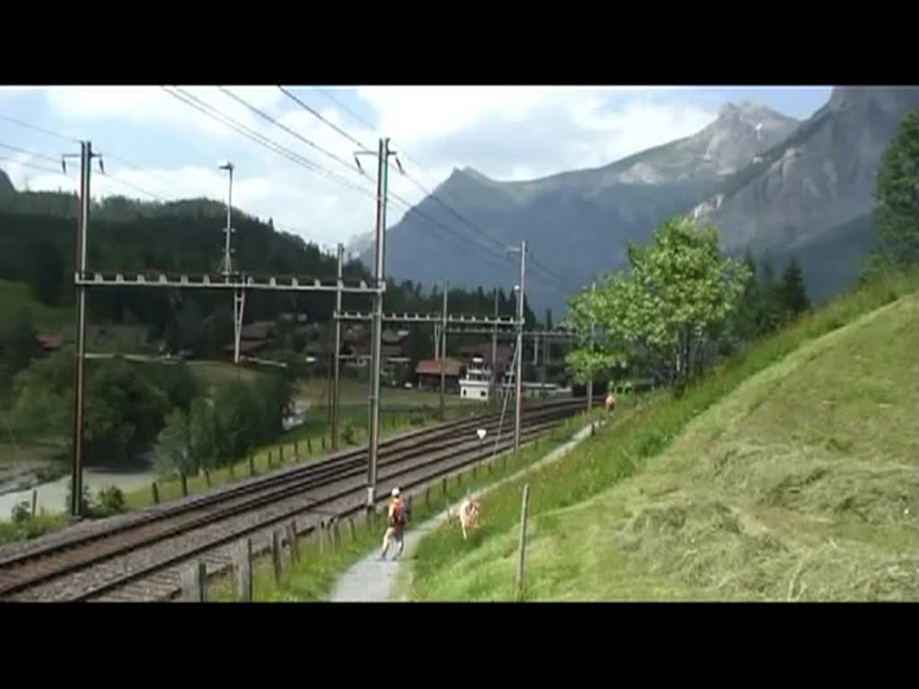 Schweiz 2012 - Kurz vor Kandersteg treffen wir am 29.6.2012 auf gleich 3 Zge der Autoverlad Kandersteg. Der Zug am Schluss in der Mitte hat diverse Probleme mit dem Steuerwagen und musste deshalb wenig spter wieder entladen werden.