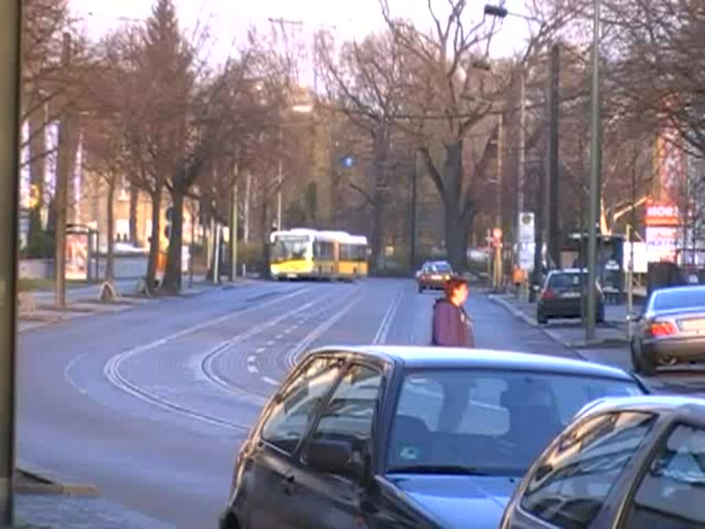 Seelenbinderstrae in Berlin Kpenick, in der Abendsonne des 29.3.2008 - zu sehen zwei Busse der Linien 169 bzw. X69 und eine Straenbahn (Tatra).