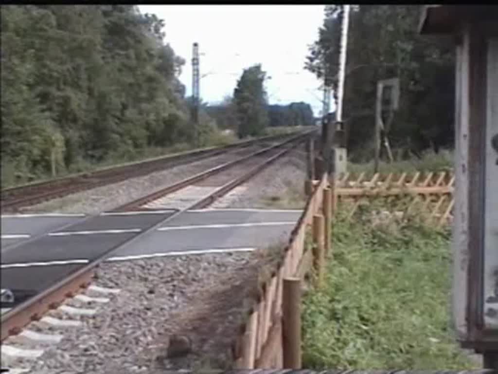 Seit geraumer Zeit fhrt die Nord Westbahn die Leistung auf der RE 10 von Dsseldorf nach Kleve und retour. Hier sehen wir eine Doppeleinheit von VT's, wie sie den Bahnbergang Tilmeshof bei Neuss passieren.