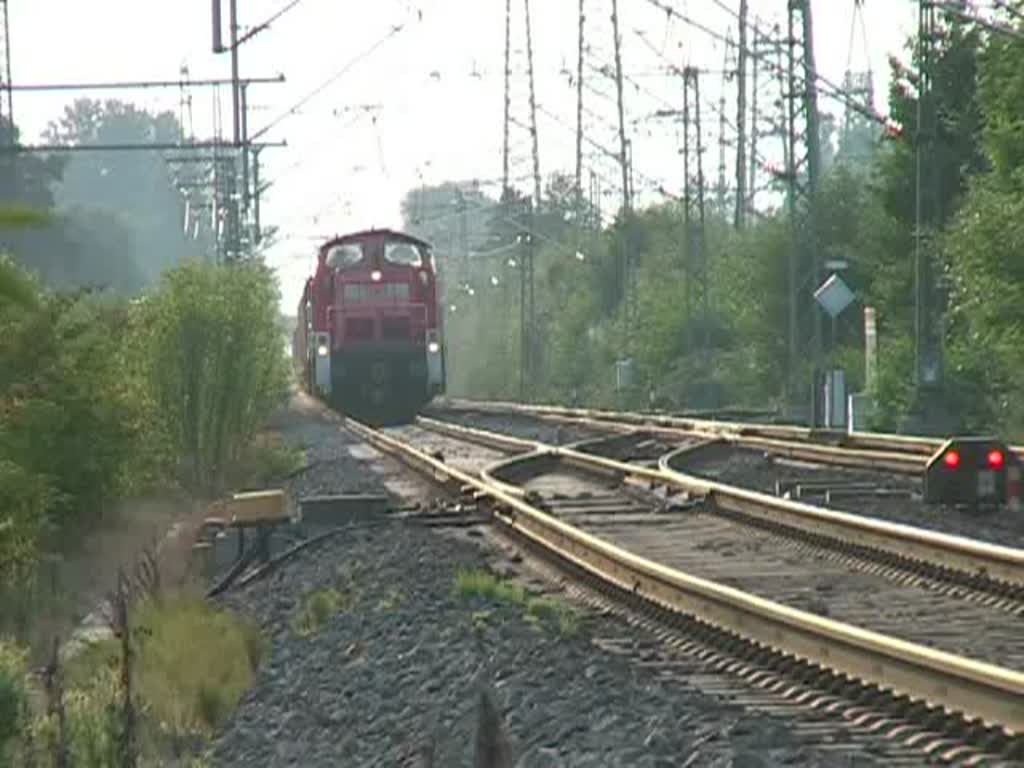 Sind es 24 oder 25 Waggons die die 294 740-6 Richtung Offenburg zieht? Genau sagen kann ich es nicht. Der Zug war jedenfalls sehr lange. Auch hier wieder fast standardmig der Richtungsanzeiger auf  F  fr Fernbahn... zumindest das kurze Stck noch bis Offenburg. (1:32 Minuten)