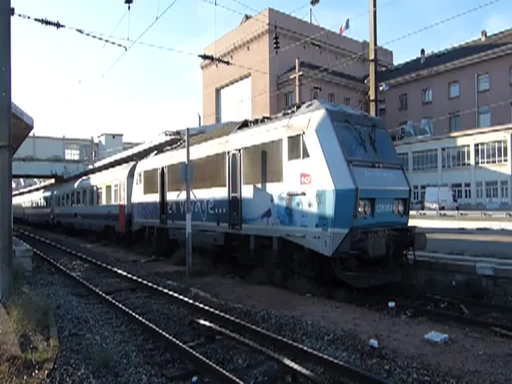 SNCF E-Lok 126164 mit EC 91  VAUBAN  mit bunt eingereihtem SNCB und SBB Wagenmix, verlässt den Bahnhof Mulhouse in Richtung Basel.  10.12.2013 um 14.23 