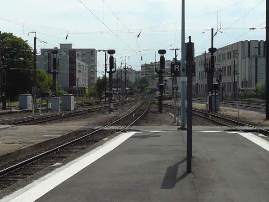 SNCF Lok BB 15025 kommt am 22.06.08 mit EC 90 aus Basel und fhrt in den Bahnhof von Metz ein. 