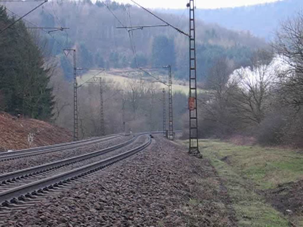 Sonderfahrt der Historischen Eisenbahn Frankfurt am 28. Mrz 2010.
01 118 erklimmt die Spessart-Rampe zwischen Laufach und Heigenbrcken. Der Auspuffschlag entschdigt fr die Wartezeit. Das Blocksignal hinter mir zeigt Vmax 70, dass wird die  Alte Dame  sicher nicht schaffen. Leider nur 30 Sekunden mehr kann die Camera nicht.