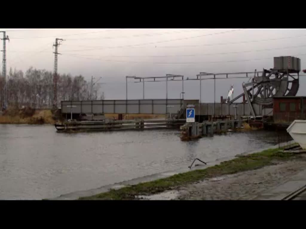 Sonderzug 5820 / 5821 war eingelegt zur Fahrt Putbus - Szczecin / Stettin - Putbus. Aufgenommen bei schlechtem Wetter in langsamer Fahrt ber die Anklamer Eisenbahnbrcke und in voller Fahrt ( V/max 80 km/h ) durch den Bahnhof Jatznick. - 22.01.2012
