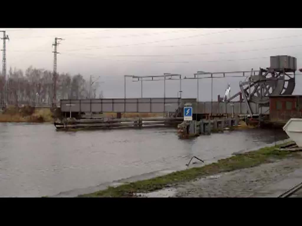 Sonderzug 5820 / 5821 war eingelegt zur Fahrt Putbus - Szczecin / Stettin - Putbus. Aufgenommen bei schlechtem Wetter in langsamer Fahrt ber die Anklamer Eisenbahnbrcke und in voller Fahrt ( V/max 80 km/h ) durch den Bahnhof Jatznick. - 22.01.2012 (Version berarbeitet)