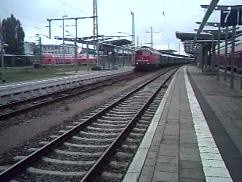 Sonderzug von Berlin-Schneweide nach Warnemnde bei der Ausfahrt im Bahnhof Rostock.(11.08.07)