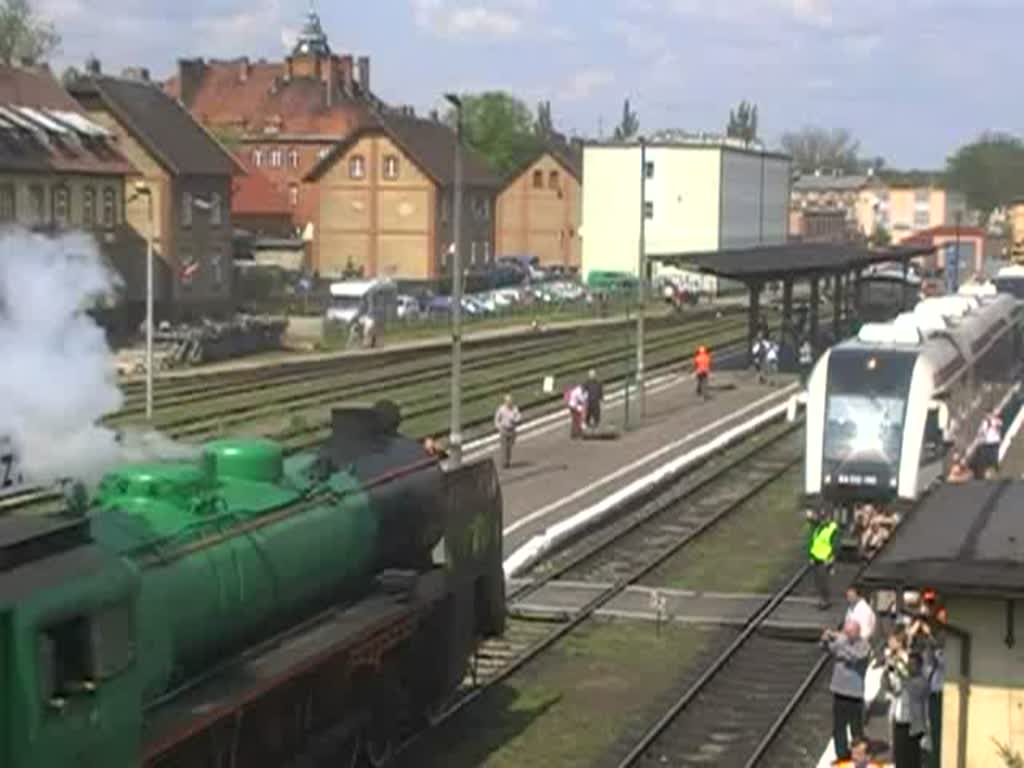 Sonderzug  VIP Cargo  aus Poznan fhrt mit der schnen Helena (Pm36-2) in Wolsztyn ein. 3.5.2008
