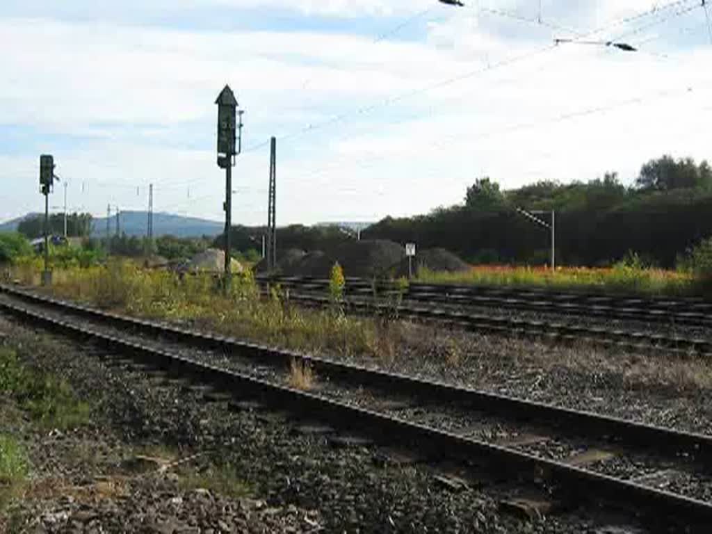 Sonntag-Morgen, ein lautes Brummen lsst mich wach werden, ein Blick aus dem Fenster: huch, Voith Maxima 40CC beim Signalhalt in Eschwege West in Fahrtrichtung Sden. Hier bei der An- und Weiterfahrt. Aufgenommen am 30.08.2009.