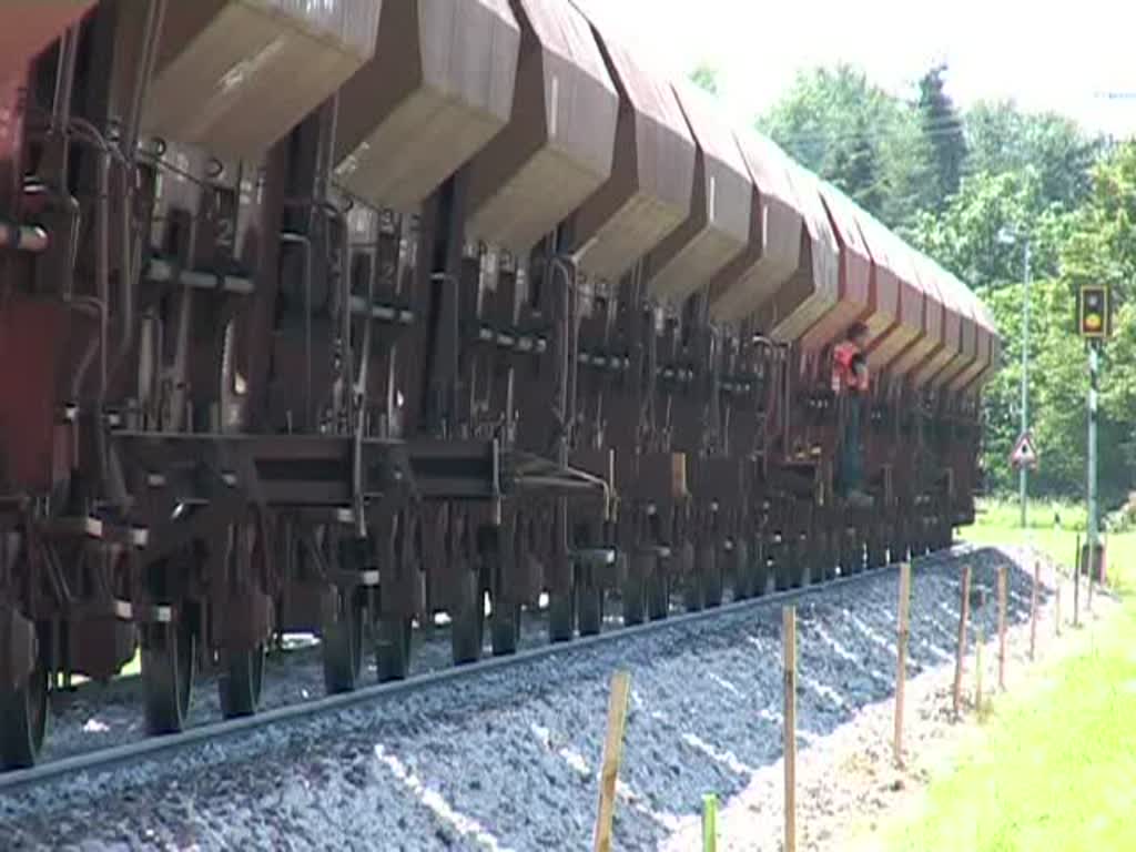 Sowas sieht man auf dieser Strecke nicht alle Tage. Hier gesehen an einem Sonntag auf der Gterverkehrstrecke Schwarzach/Bhl: Die V100 schiebt unendlich viele Schotterwaggons Richtung Bhl, die zuvor an der modernisierten Strecke ihre Ladung losgeworden sind.