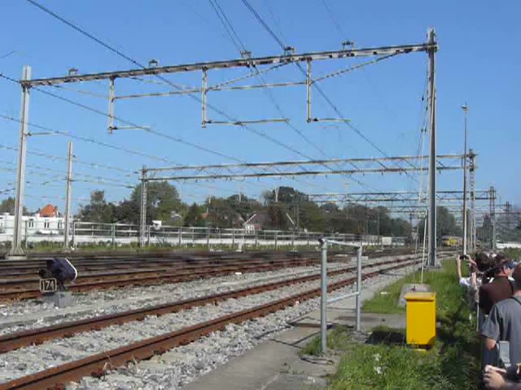 SSN Dampflok 01 1075 und 65 018 mit Sonderzug nach Zandvoort wegen Bahnhoffest 100 Jahre Bahnhof Haarlem. Leider war es sehr schwer in Haarlem diese Zug wirklich gut zu Filmen. Ich habe jedenfals versucht etwas davon zu machen.