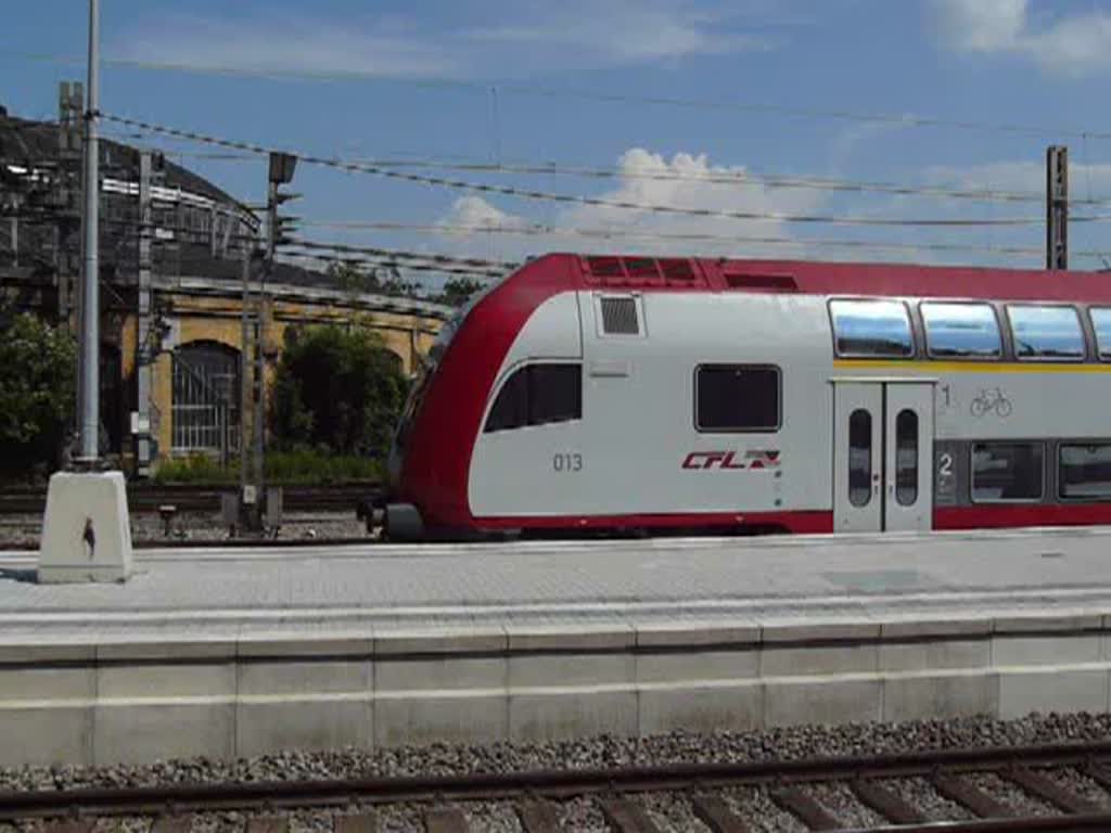 Steuerwagen 013 wird mit Zug von Lok 4009 in nrdlicher Richtung aus dem Bahnhof Luxemburg geschoben. Juni 08.