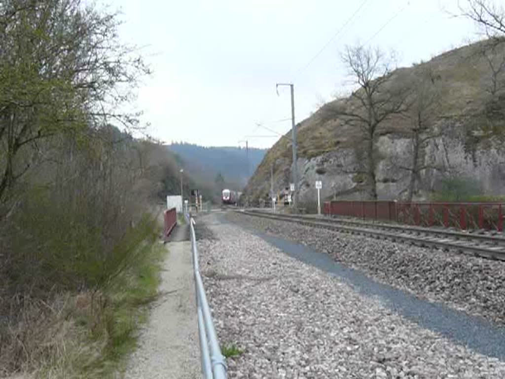 Steuerwagen 014 fhrt mit IR 3767 zwischen Maulusmhle und Toisvierges an mir vorbei. Geschoben wird der Zug von Werbelok 4009. 23.04.08