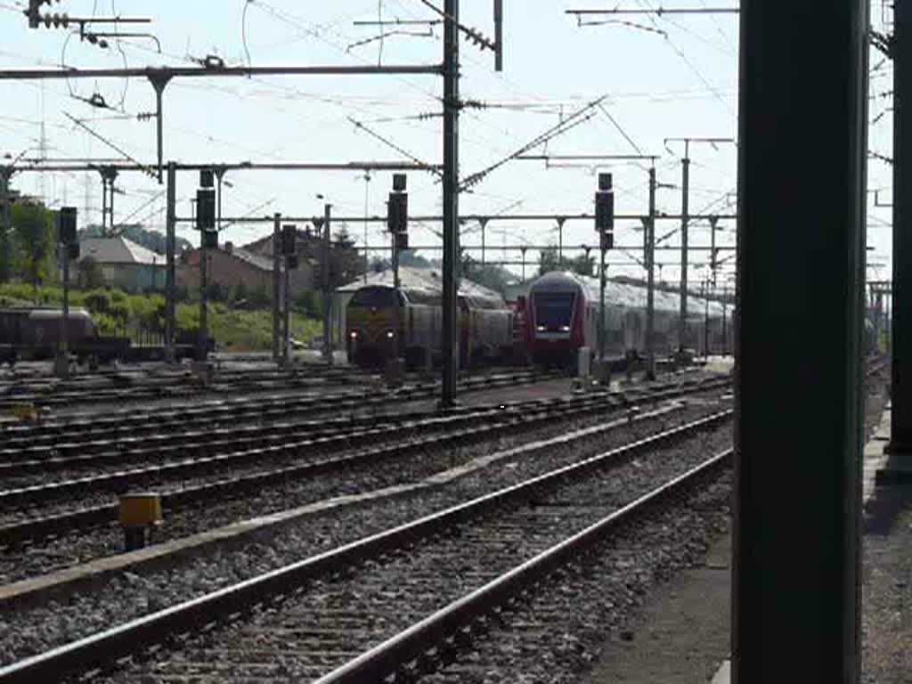 Steuerwagen 016 wird mit den Dostos von E-Lok 4010 aus dem Bahnhof von Ptange in Richtung Luxemburg geschoben. Der Zug fhrt nicht wie ich vermutete in Richtung Esch-sur-Alzette sondern in Richtung Dippach. 01.07.08