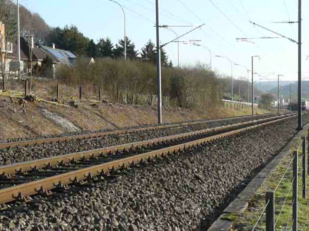 Steuerwagen 087 an der Spitze des Zuges in Richtung Troisvierges, in der nhe von Lintgen geschoben von Lok 4004, am 28.12.2007