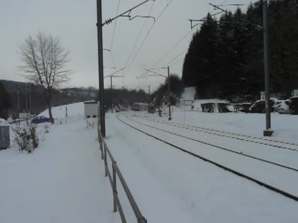 Steuerwagen vorraus rauscht IR 3737 am 26.12.2010 mit etwas Schneegestber in Enscherange an mir vorbei.