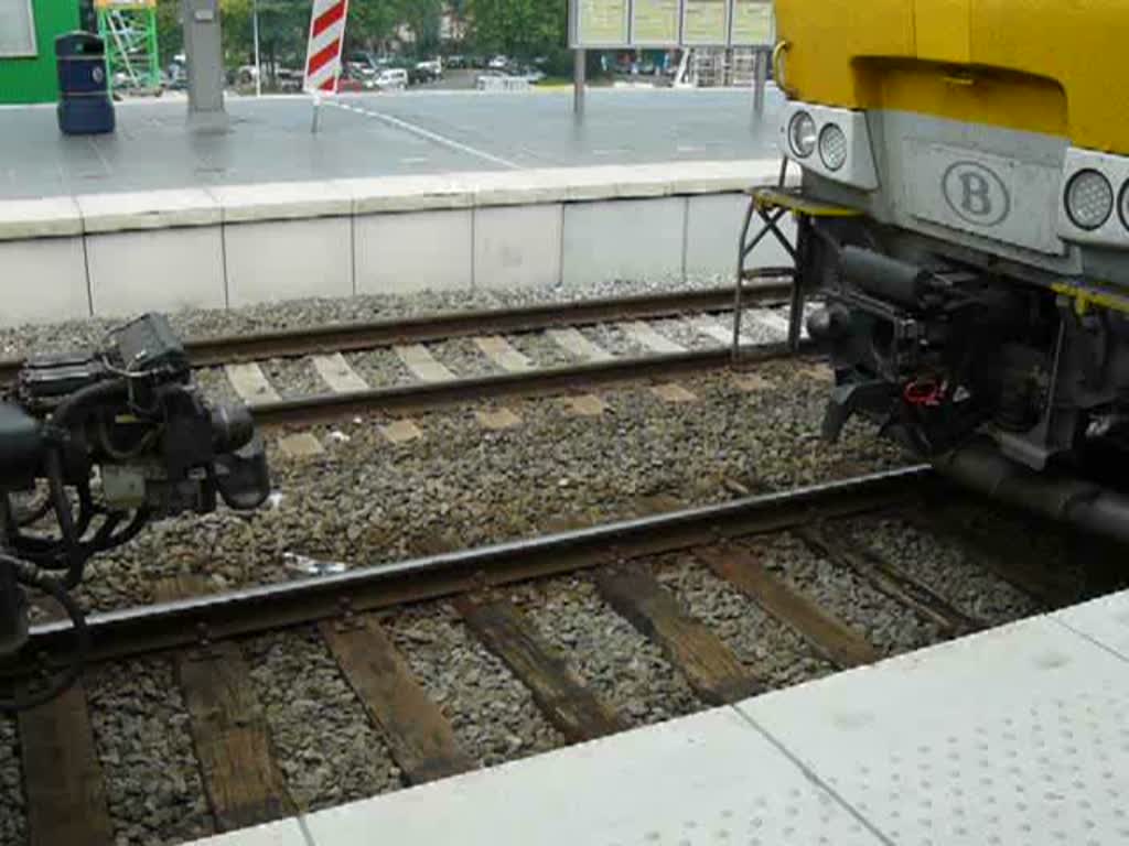 Steuerwagen der Wagen BR M6 und eine E-Lok der BR 27 werden in Brgge mit einer automatischen Kupplung verbunden. Dieser Zug besteht danach aus zwei Einheiten und fhrt so im Planverkehr ber Brssel nach Leuven (Louvain), wo sie wieder getrennt werden. (13.09.2008)