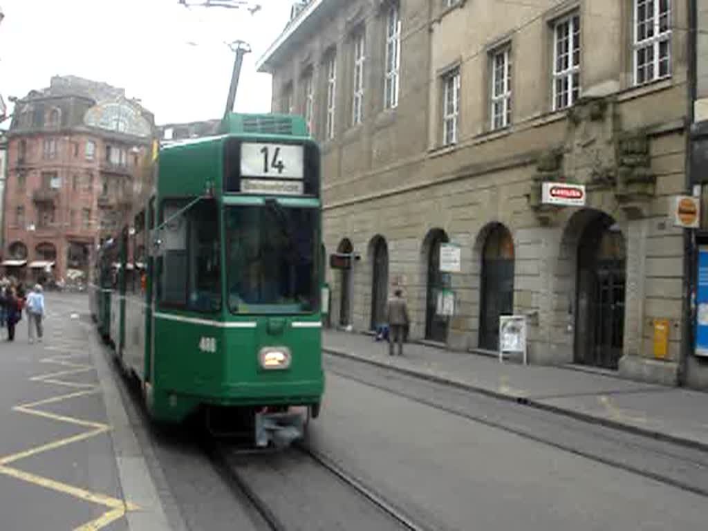 Straenbahn bei Haltestelle Schifflnde (Basel/Schweiz) mit 3 Beiwagen