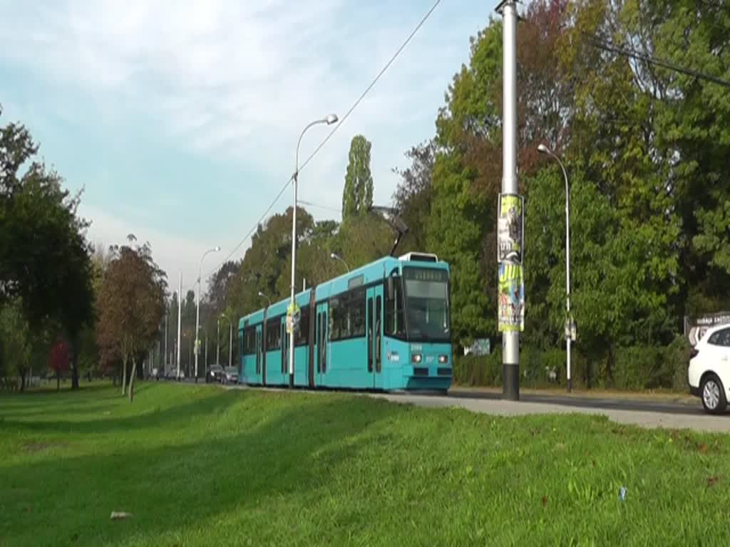 Straßenbahn des Typs Crotram TMK 2100 am 13. Oktober 2017 in Zagreb.