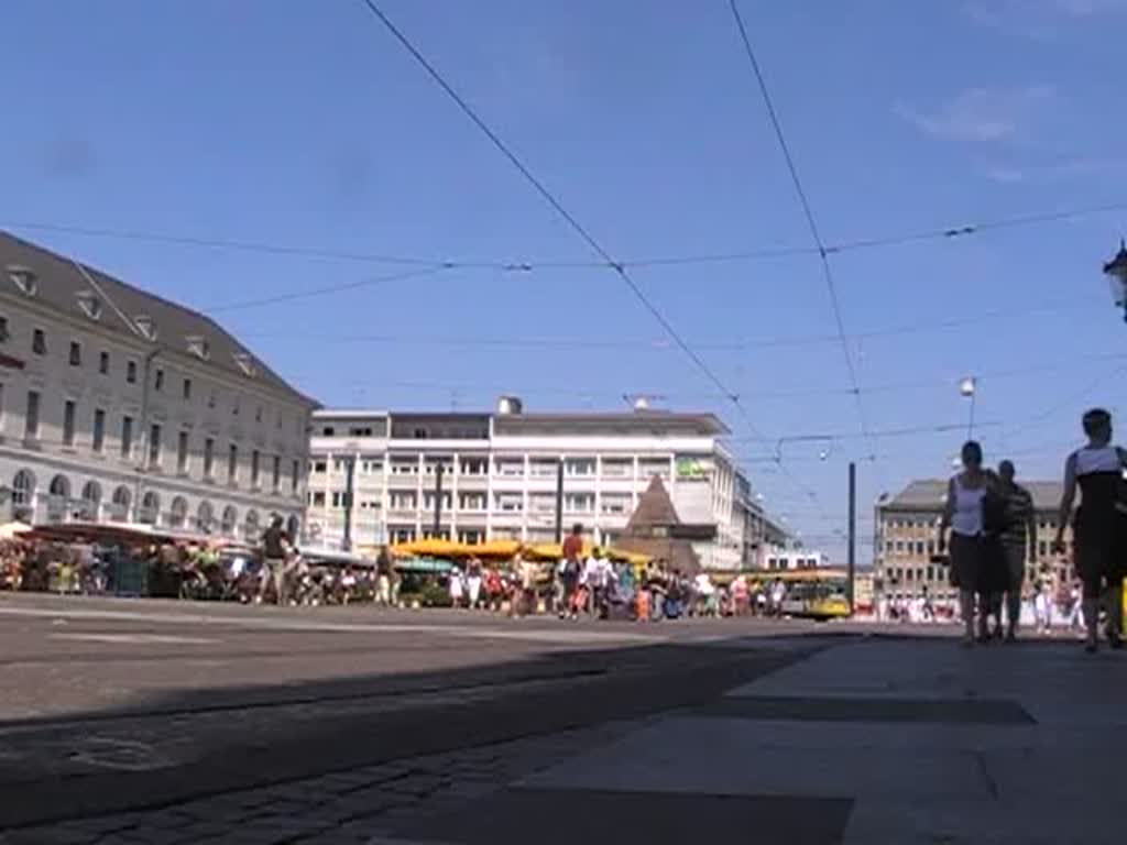 Straenbahn Karlsruhe: Ein- und Ausfahrt einer Tram auf dem Marktplatz. 20.7.2010