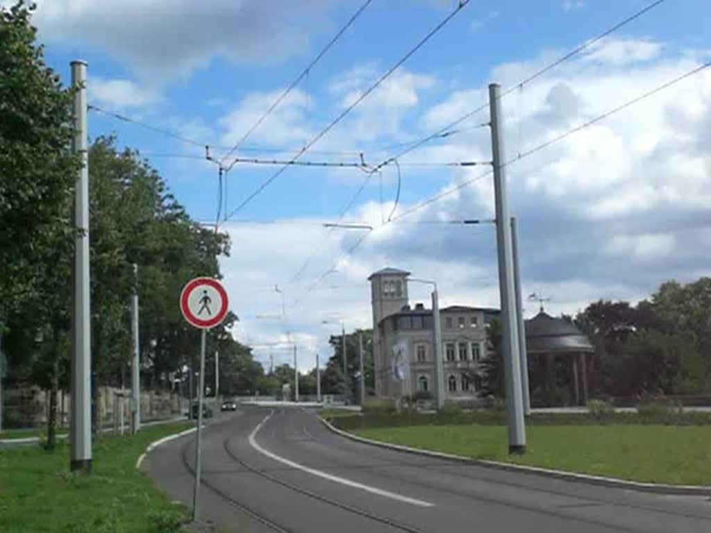 Straenbahnlinie 11 nach Bhlau an der Haltestelle Waldschlchen.(18.8.2010)