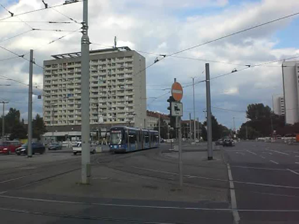 Straenbahnlinie 12 nach Leutewitz an der Haltestelle Pirnaischer
Platz.(18.8.2010)