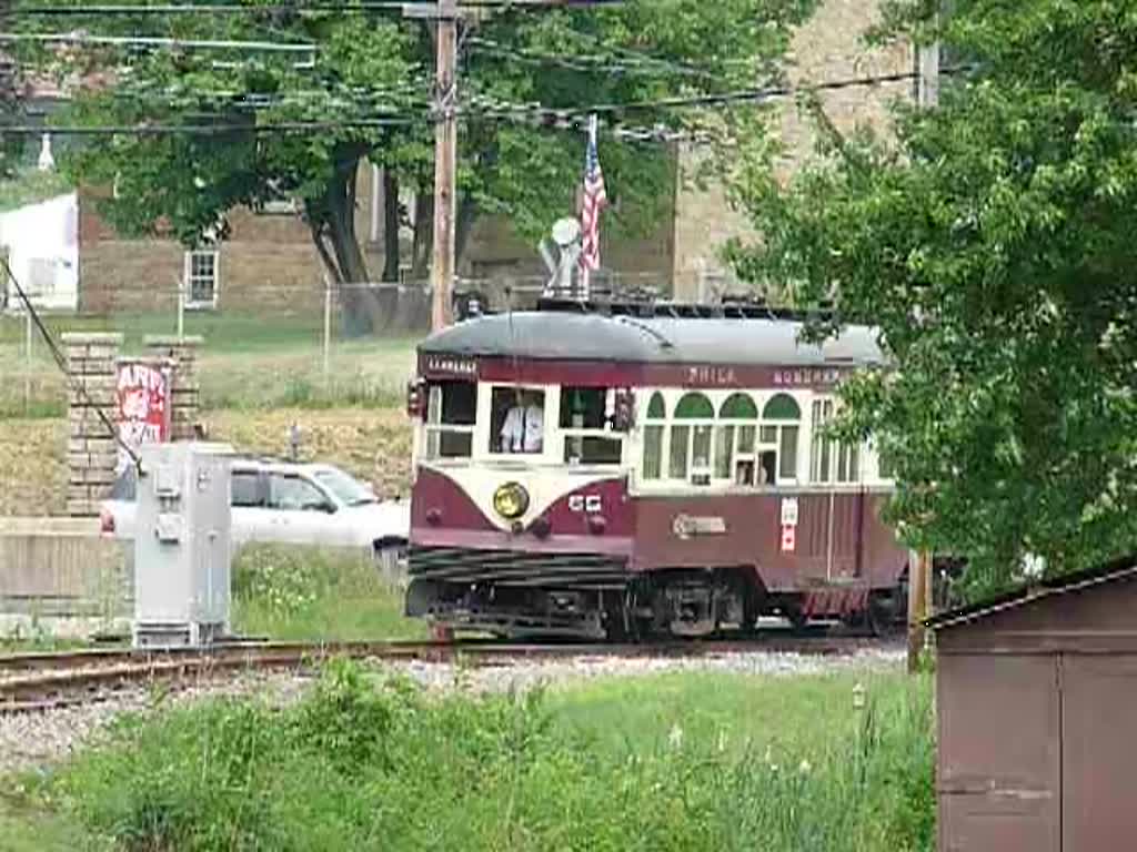 Straenbahnwagen #66 der Philadelphia Suburban Co. kehrt nach einer Rundfahrt zurck zur Station Richfol des Pennsylvania Trolley Museum (Washington, PA, 8.6.09) 