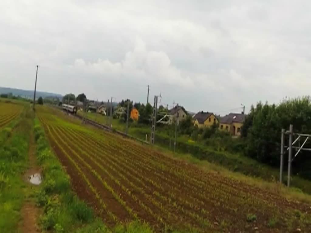 Strecke Luxemburg-Kleinbettingen-Arlon-Brüssel. Der SNCB Triebwagen AM 96 - 505 in Belgien zwischen Hondelange und Autelhaut. Gefilmt am 28.05.2014