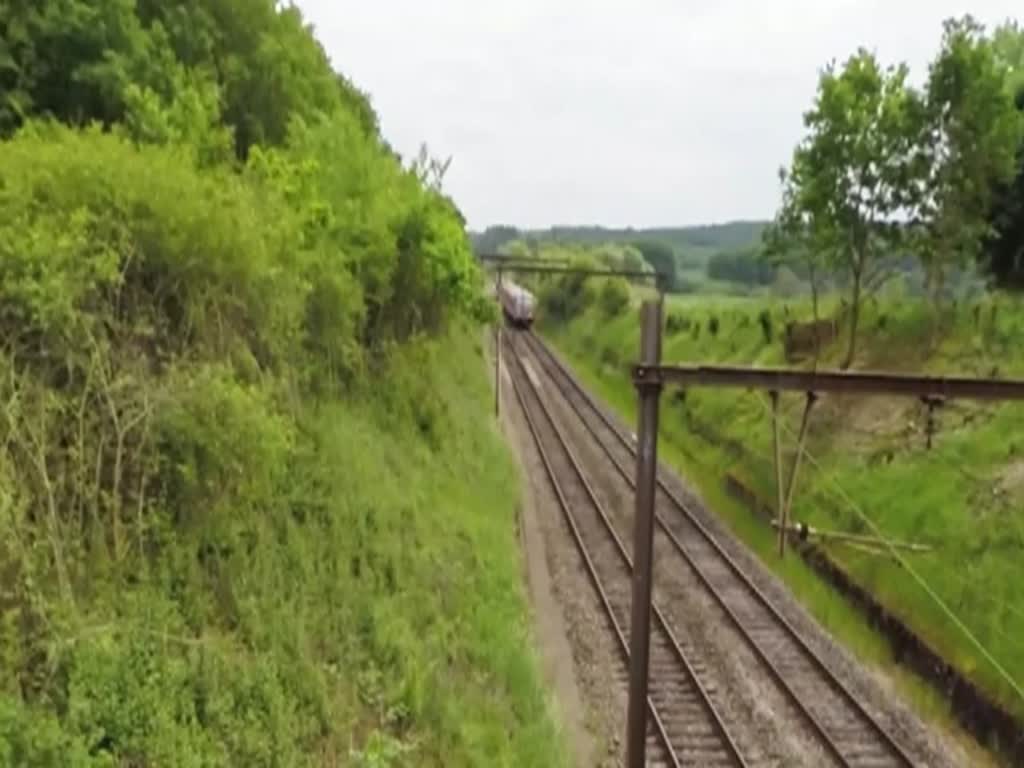 Strecke Luxemburg-Kleinbettingen-Arlon-Brüssel. Die beiden Triebwagen 628 505/
928 505 und 628 506/928 506 der CFL bei der Einfahrt in den Bahnhof Kleinbettingen. 
Von der Brücke der ehemaligen Attertlinie über die Strecke Luxemburg-Kleinbettingen (heute in den Attertradweg integriert) aus gefilmt am 28.05.2014