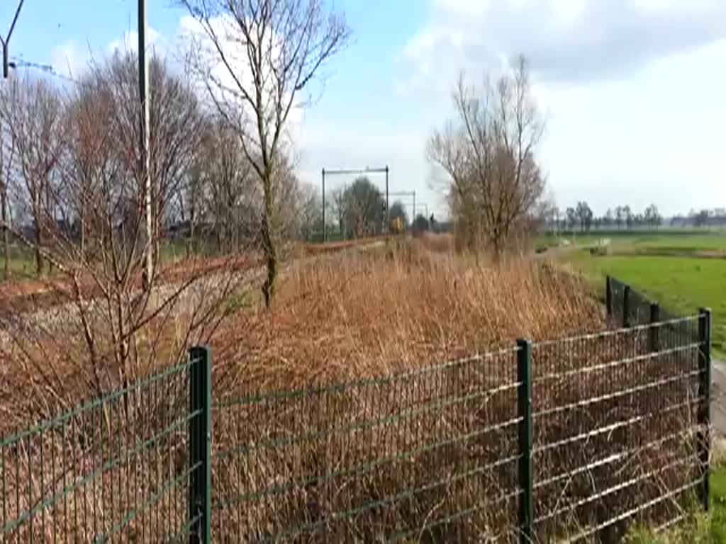 Strukton Lok  DEMI  G1206 MaK kommt mit ein Wagen vorbei an die Strecke Amersfoort-Amsterdam bei Soest. 05-03-2014 