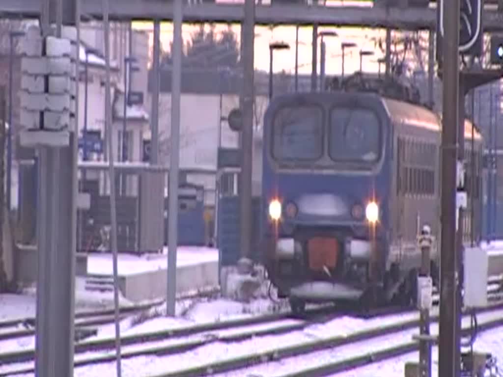 Sdlich von Strassburg, der Bahnhof Erstein : kreuzung eines Z 11500 Triebwagen mit einem Gterzug am 17/12/10.
