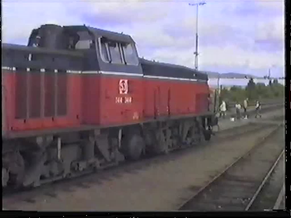 T44 344 am 1. September 1992 mit Güterzug auf der Inlandsbahn in