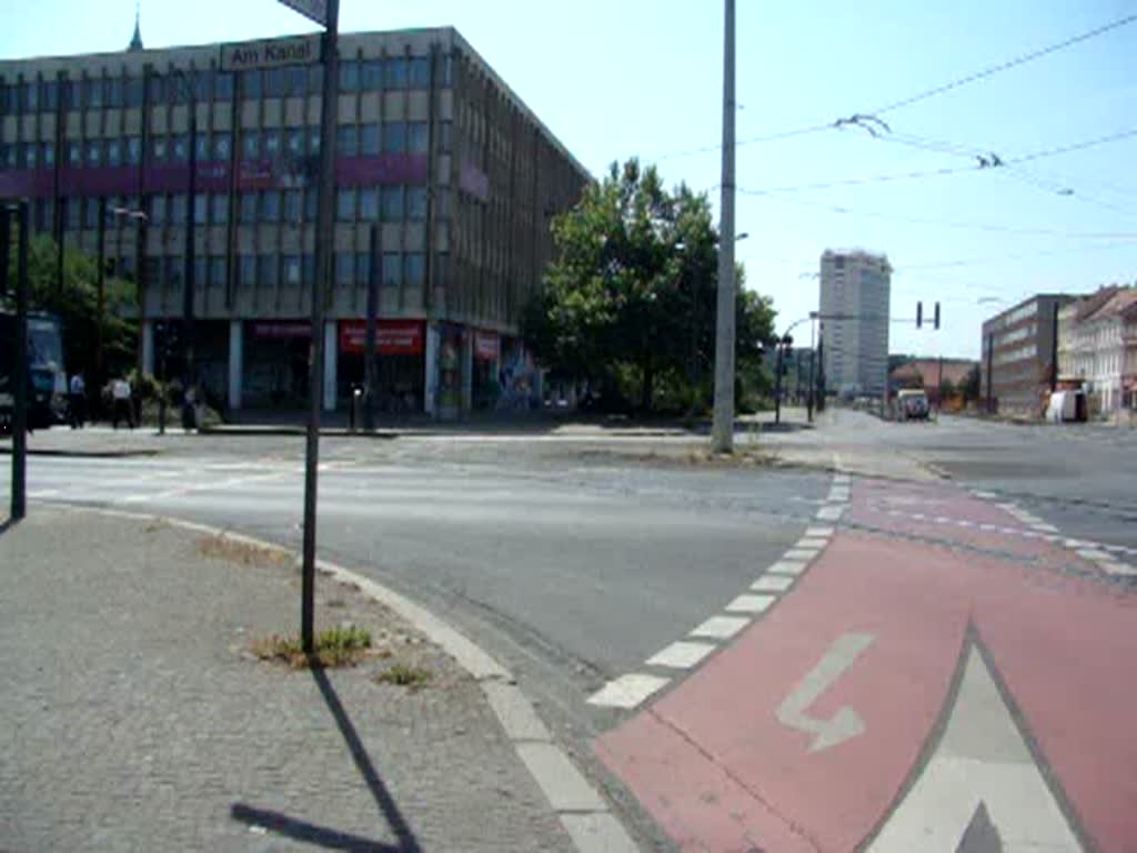 Tatra Triebzug 151/251 von Babelsberg Fontanestrae nach Schlo Charlottenhof, hier von Platz der Einheit am Kanal nach Platz der Einheit West. Aufgenommen am 04.06.2008