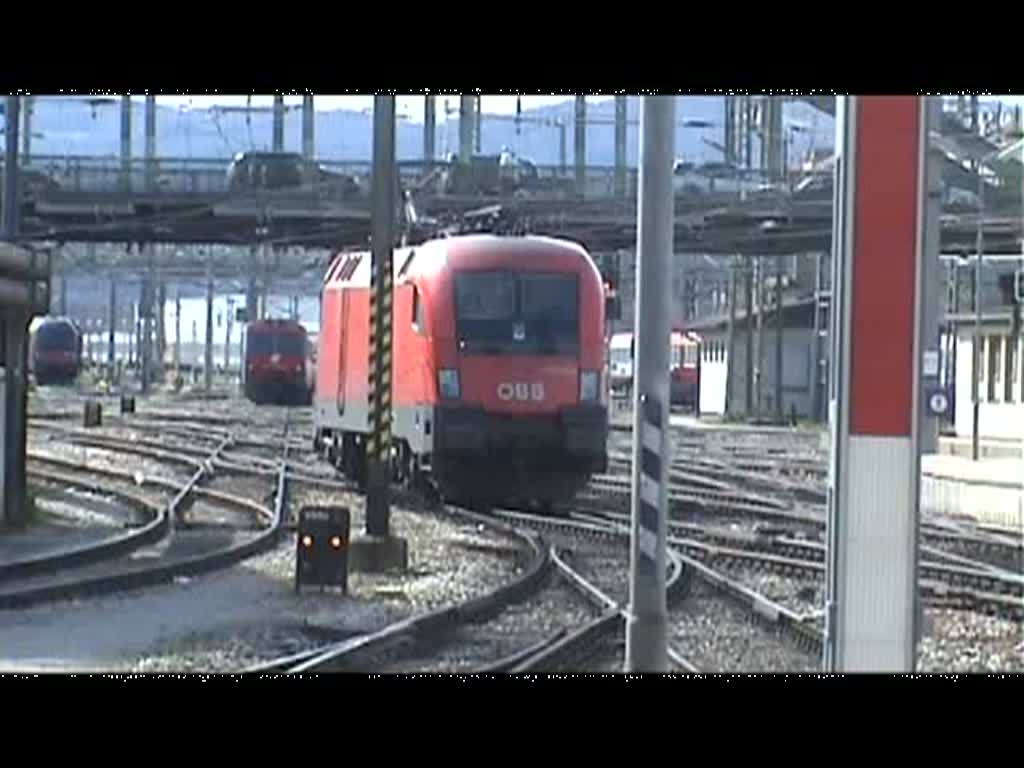 Taurus 1116 145-2 fhrt in den Wien West Bahnhof und hinterher ein City Shuttle auch geschoben von einem Taurus 1116 29.03.2010