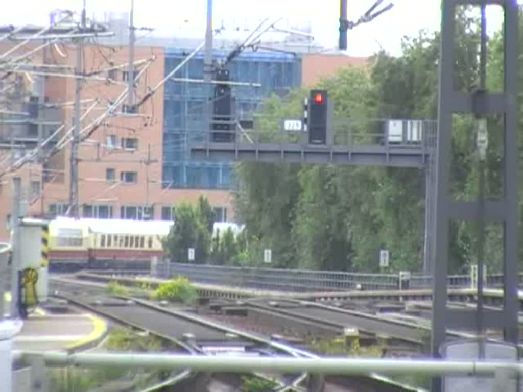 TEE mit 103 184-8 am 11.7.2009 bei der Einfahrt in Berlin Hauptbahnhof. Der Zug fuhr bis nach Poznan. Interessant wre, welche Lok ihn auf polnischer Seite zog.