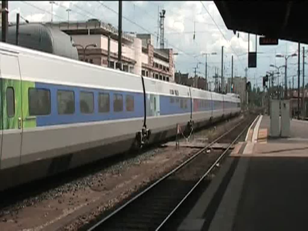 TGV 4404 und 4412 verlassen den Bahnhof Strasbourg, um ihre Reise nach Paris Est fortzusetzen.
