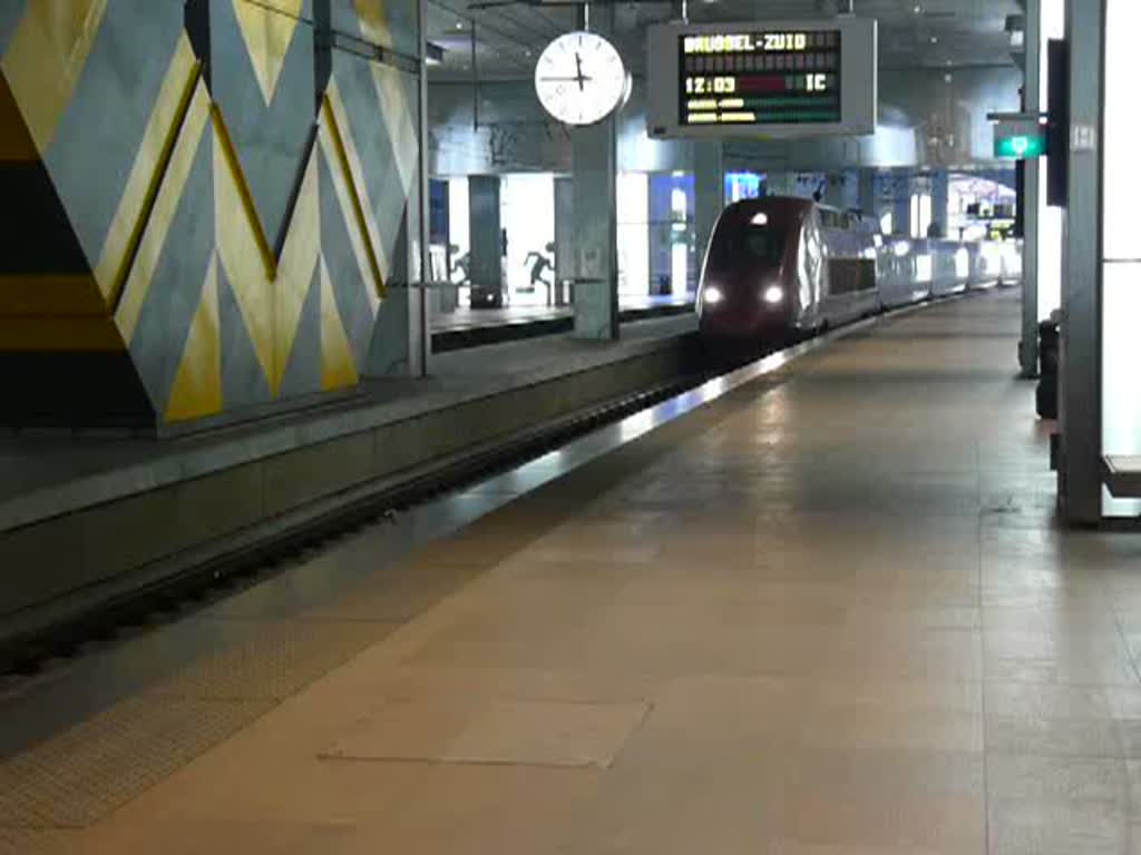 Thalys 4305 bei der Abfahrt im Bahnhof von Antwerpen auf Ebene -2, in Richtung Paris Nord am 13.09.2008. 
