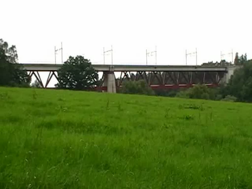 Thalys 9417 Paris - Kln berquert die Hammerbrcke bei Hergenrath (B) bereits in sehr gemssigtem Tempo, da er bald in den Bhf Aachen einfahren wird. Aufgenommen am 21/07/2008.
PS : das Gerusch, das ihr hrt, ist keine Tonstrung, sondern prasselnder Regen auf meinem Schirm.