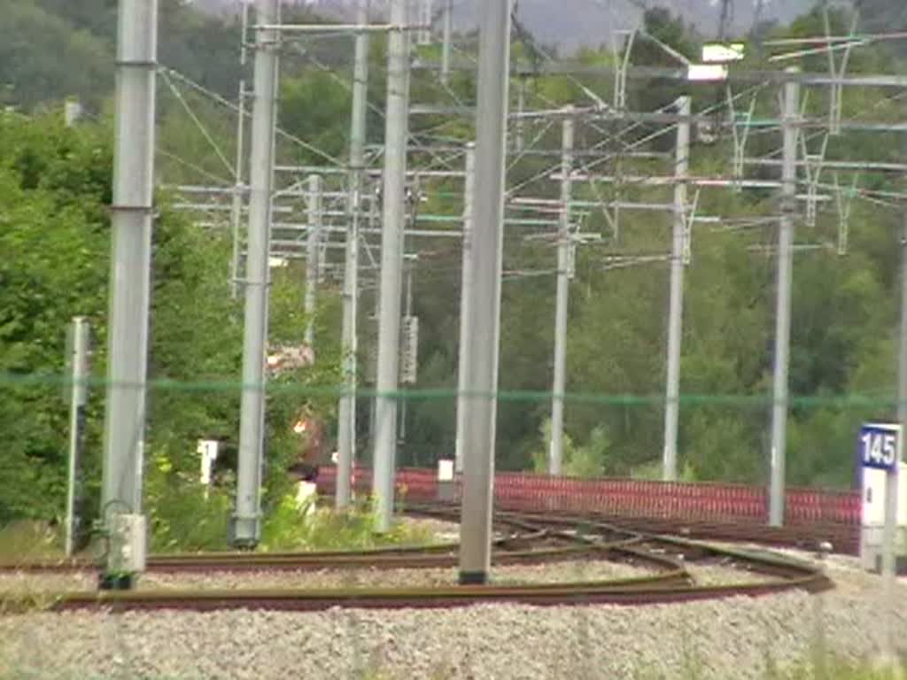 Thalys 9428 Kln - Paris hat soeben die Hammerbrcke bei Hergenrath (B) berquert und biegt nun, aus der Sicht des Betrachters, nach links ab auf die alte Strecke durchs Wesertal ber Welkenraedt und Verviers Richtung Lttich. In Krze werden dort die Thalys und ICE geradeaus auf die neu erbaute Hochgeschwindigkeitsstrecke weiterfahren. Aufgenommen am 21/07/2008.