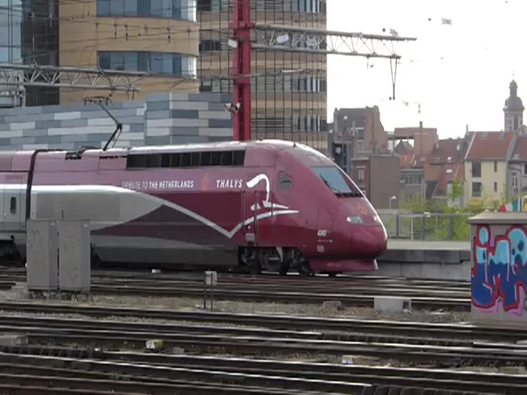 Thalys Triebzug 4345 verlässt den Bahnhof von Brüssel Midi in Richtung Amsterdam.   Zum Glück kein Graffiti, sondern das nationale niederländische Symbol ziert den Thalys zum Thronwechsel in den Niederlanden.  10.05.2013
