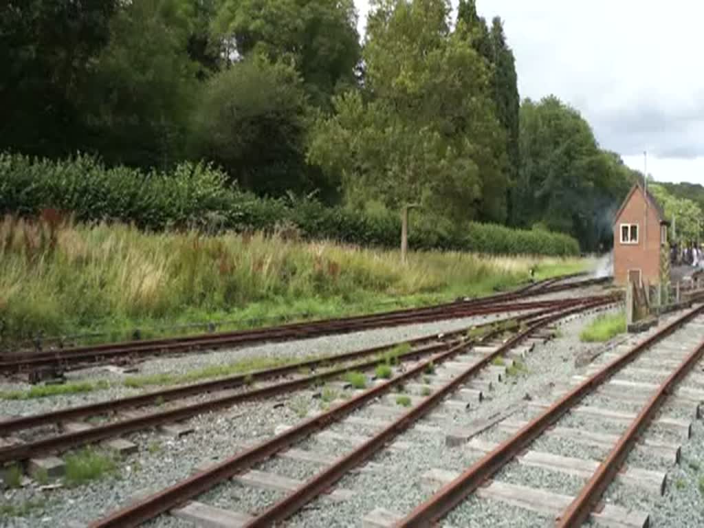 THE WELSHPOOL & LLANFAIR RAILWAY. Bahnhof Raven Square Station. Der Dampfzug mit Lok No. 822  The Earl , Baujahr 1902 in Manchester, fhrt am spten Nachmittag zurck ins Depot nach Llanfair Caereinion. Die ersten Meter begleitet ihn die kleine Dampflok No. 8  Dougal  aus dem Jahr 1946, in Kilmarnock fr die Gaswerke in Glasgow gebaut, mit einem freundlichen Pfeifton mit. 14.8.2011