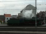 Dampflok 64.169 mit Tender voraus hat wenig Mühe, den Sonderzug aus dem Bahnhof von Leuven zu ziehen und diesen nach Schaerbeeck zu befördern.